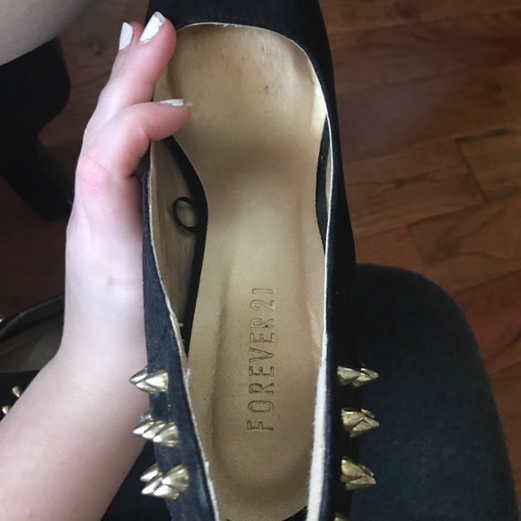HUGE CLOSET SALE🎉Black platform pumps with spikes - Picture 8 of 8